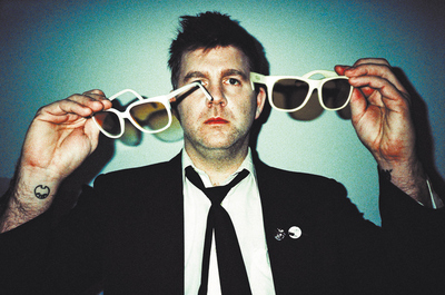  ¿Estas o esas? James Murphy, el hombre detrás de LCD Soundsystem, está que no se decide. 