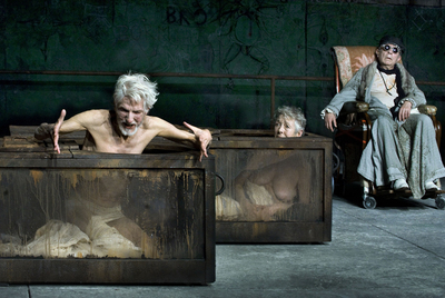 Escena de  Fin de partida,  de Samuel Beckett, en el Teatro de la Abadía de Madrid, dirigida por Krystian Lupa.