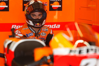 Dani Pedrosa, durante un descanso en la jornada de entrenamientos libres en el circuito de Jerez.