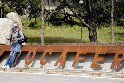Una mujer espera el autobús frente a la urbanización Rocafarrera, en Llavaneres.