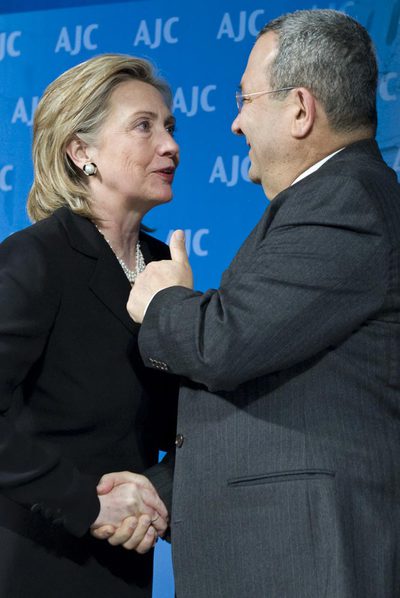 Hillary Clinton saluda a Ehud Barak el jueves en Washington.