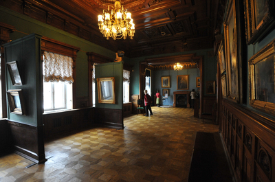 Uno los salones del Museo de Arte Ruso de Kiev.