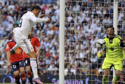 Cristiano Ronaldo marca el gol del triunfo del Madrid.