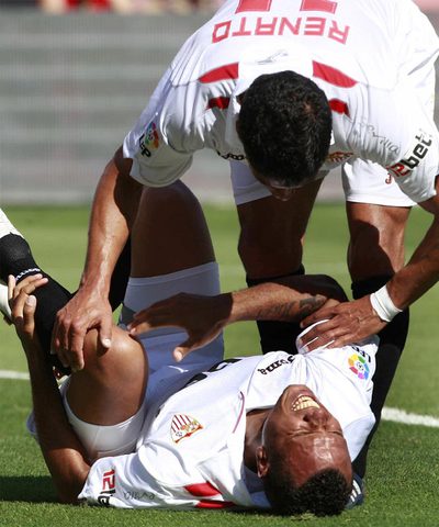 Luis Fabiano se lamenta, ante Renato, tras lesionarse.
