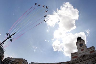 Una escuadrilla traza los colores de la bandera española sobrevolando la Puerta del Sol.