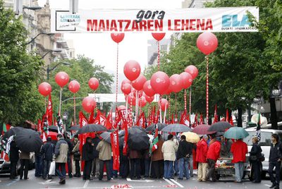 La manifestación conjunta del 1 de Mayo de CC OO y UGT pasa bajo una pancarta de ELA el pasado sábado en la Gran Vía de Bilbao.