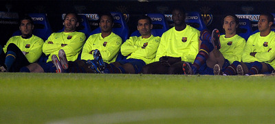 Ibrahimovic (el segundo por la derecha), en el banquillo del Barcelona durante el encuentro del sábado pasado contra el Villarreal.