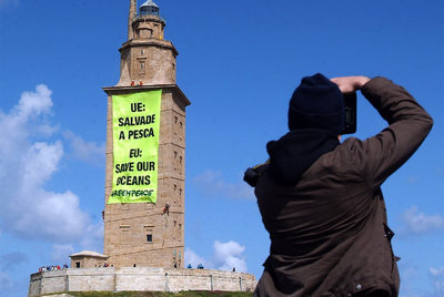 Greenpeace se cuelga de la Torre de Hércules para salvar la pesca