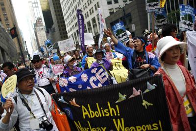 Manifestación contra las armas nucleares en la calle 42 de Nueva York.