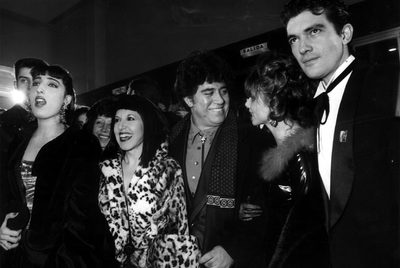 1990: Almodóvar y Banderas en el estreno de  Átame  con Rossy de Palma, Loles León y Victoria Abril.