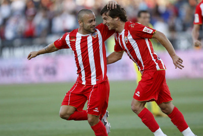 Crusat celebra su gol, el primero del Almería, con su compañero Piatti.