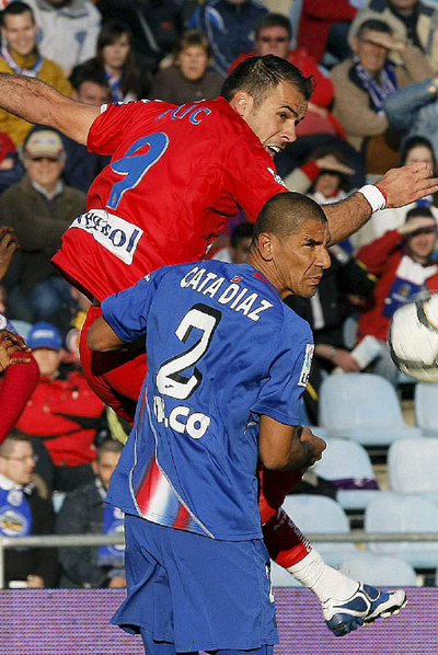 Bilic intenta un remate ante el Cata Díaz.