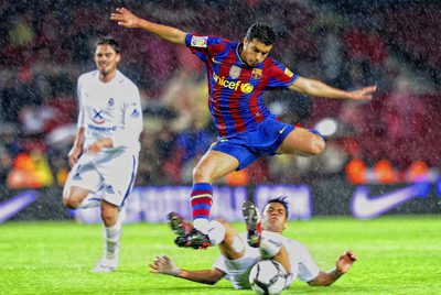 Pedro se dispone a disparar tras eludir a un defensa.