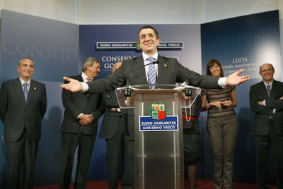 El  lehendakari , Patxi López, rodeado de su Gobierno, en el Palacio de Artaza, en Leioa.