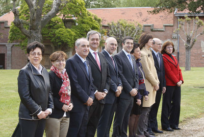 Patxi López (quinto por la derecha) mira a la cámara mientras posa con todo su Ejecutivo, menos el tirular de Industria, en los jardines del Palacio de Artaza tras el Consejo de Gobierno extraordinario.