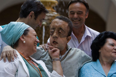 Rafael, ayer con el equipo médico del hospital Virgen del Rocío.