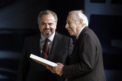 Ignacio Polanco, presidente del Grupo PRISA, con Jean Daniel, fundador de  Le Nouvel Observateur  y ganador del galardón a su trayectoria, en la ceremonia de entrega de los XXVII Premios Ortega y Gasset.
