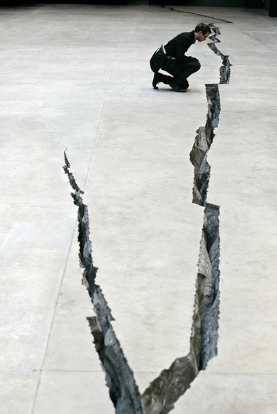  Shibboleth,  el impresionante montaje con el que Doris Salcedo rajó el suelo de la Tate Modern en 2007.