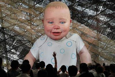 Interior del pabellón español de la Expo, presidido por  Miguelin,  el gigantesco bebé creado por Isabel Coixet.