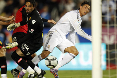 Cristiano Ronaldo supera a Aouate para marcar su segundo gol.