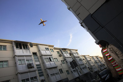 Un avión sobrevuela en noviembre de 2009 un barrio  de San Fernando de Henares.