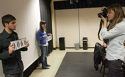 Dos jóvenes participan en el castin de extras para   No controles , el segundo filme de Borja Cobeaga. 