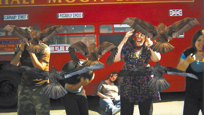  Aprende, Hitchcock: los pájaros integrados por  software  de la cinta de culto  Birdemic  amenazan con asaltar las salas en versión 3D. 