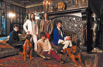  El dúo MGMT (sentado en el suelo, el vocalista, Andrew Van Wyngarden, y con gafas, Ben Goldwasser), con la formación que les acompaña en directo. Adiós a los videoclips  new rave,  la banda trata de huir de las modas.  