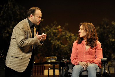 Mingo Ràfols y Àngels Bassas, en una escena de  Dúo para una sola voz,  de Tom Kempinski, con dirección de Magda Puyo, en el teatro Romea de Barcelona.