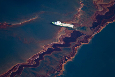 Vista aérea del vertido de petróleo en el golfo de México tras la explosión de la plataforma  Deepwater horizon. 