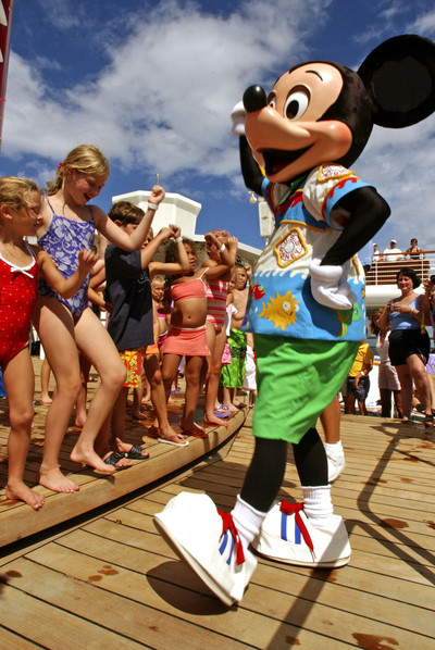 En el buque   Disney Magic  , que recorre el Mediterráneo, cada aparición de Mickey Mouse se celebra como una fiesta.
