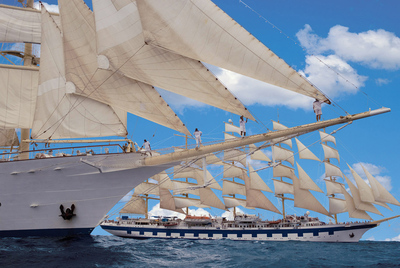 El velero   Royal Clipper   (el más grande del mundo), navegando por el mar Mediterráneo  junto al   Star Clipper  , otro de los cruceros de la compañía Star Clippers.