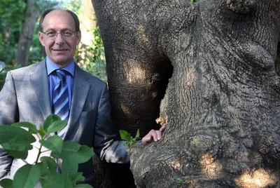 José Juan Díaz Trillo en el Parque de María Luisa de Sevilla.