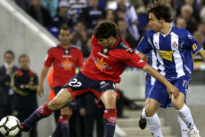 Rúper, a la izquierda, defiende la pelota ante Verdú.