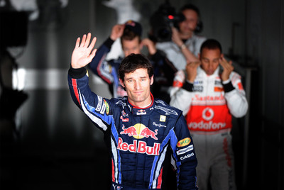 Webber, y al fondo Vettel y Hamilton, tras la sesión de clasificación de ayer en Montmeló.