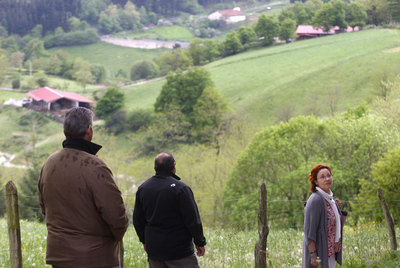 Begoña Pereira, única concejal del Partido Popular en el Ayuntamiento de Lizartza (Guipúzcoa), acompañada por dos escoltas, la pasada semana en la localidad de Urretxu.