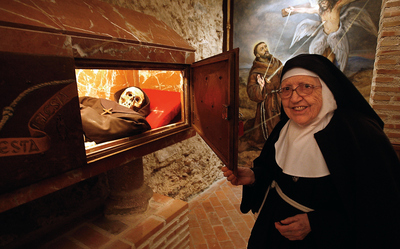 La madre abadesa del monasterio de Santa Juana (Cubas de la Sagra) con los restos de fray Pedro