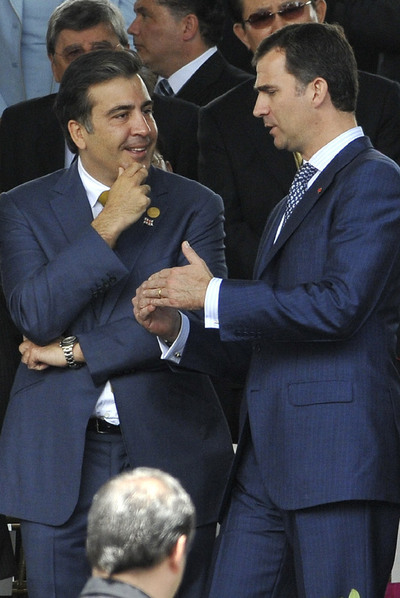 Don Felipe, junto a Mijail Saakashvili en la ceremonia de investidura de la presidenta costarricense, intentará adelantar su vuelta a España.