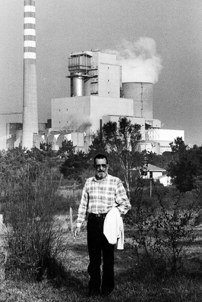 Moncho Valcarce,  O cura das Encrobas , ante la central térmica de Meirama (Cerceda), en 1989.