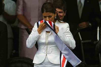 La nueva presidenta Cristina Chinchilla besa la bandera del país momentos después de jurar su cargo.