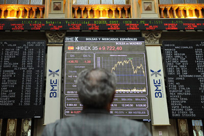 Un inversor observa con preocupación la evolución del índice Ibex 35 en el parqué de la Bolsa de Madrid.