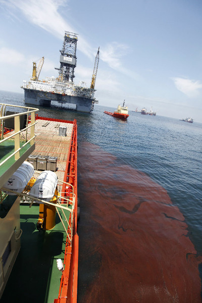 El vertido de petróleo flota junto a la plataforma  Deepwater horizon. 