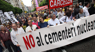 Cabeza de la manifestación contra el cementerio nuclear en Zarra a su paso por la calle de Colón en Valencia, ayer.
