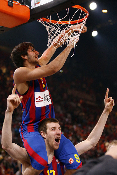 Ricky Rubio corta la red de una de las canastas a hombros de Fran Vázquez.