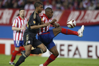 Perea se anticipa a N'Gog en la semifinal con el Liverpool.