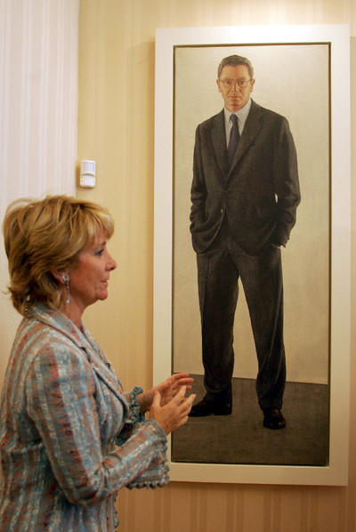 La presidenta Esperanza Aguirre muestra el retrato de Ruiz-Gallardón.