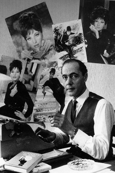 Peter O'Donnell escribe delante de varios carteles de  Modesty Blaise,  en 1966.