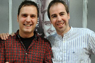 De izquierda a derecha, los escritores Kirmen Uribe y Unai Elorriaga en la Feria del Libro de Durango.