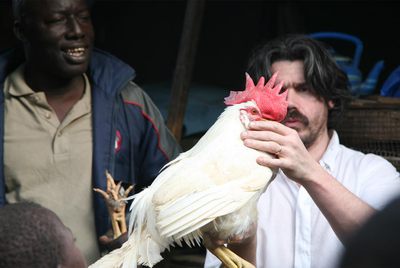 Koen Vanmechelen presenta en Dakar el  Cosmopolitan Chicken Project .
