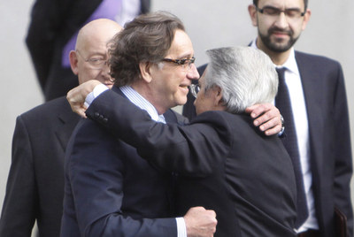 José Luis Méndez (izquierda) se abraza con Julio Fernández Gayoso, en el exterior de la residencia del presidente de la Xunta.